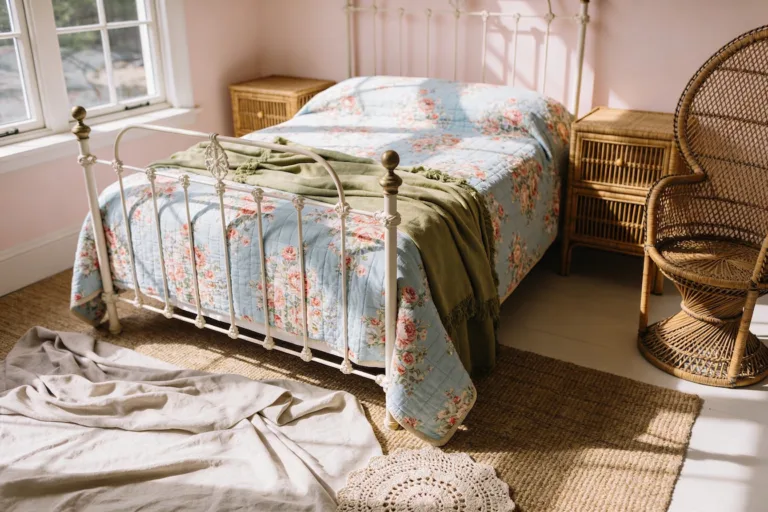 12 Vintage Bedroom Design Ideas with Antique Charm: Cozy Classics